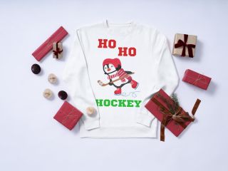 ❄️Ho Ho Hockey nálada. Tučňák na ledě, Vánoce v plným tempu. 🏒 Najdete ho u nás na e-shopu - link v bio 🛍️ #christmas...