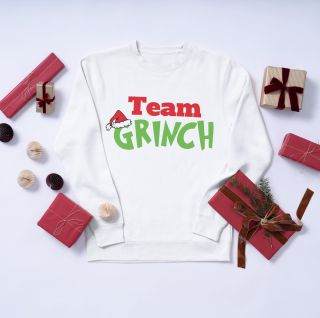Ne každý miluje koledy, cukroví a třpytky. Někdo prostě patří do Team Grinch. 💚 Teplá mikina, studený názor na Vánoce....